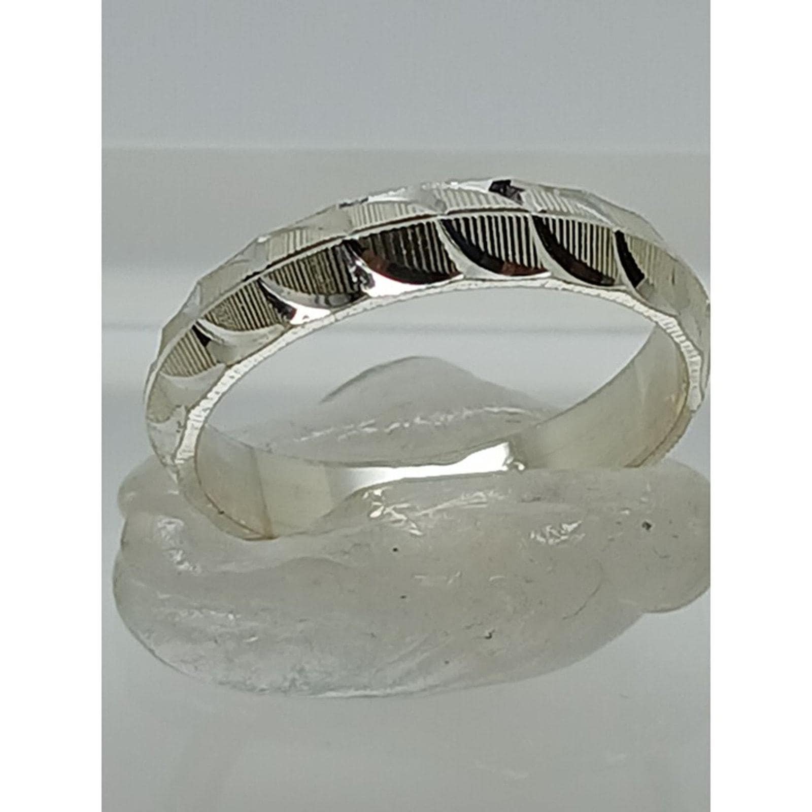 Elegant Vintage Diamond-Cut Sterling Silver Wedding Band - Size 8