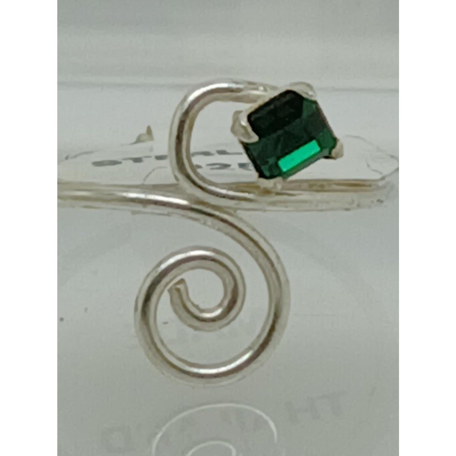 Sterling Silver Sexy Emerald Green Crystal Rhinestone Toe Ring - Adjustable Size - HoneyThomas.com