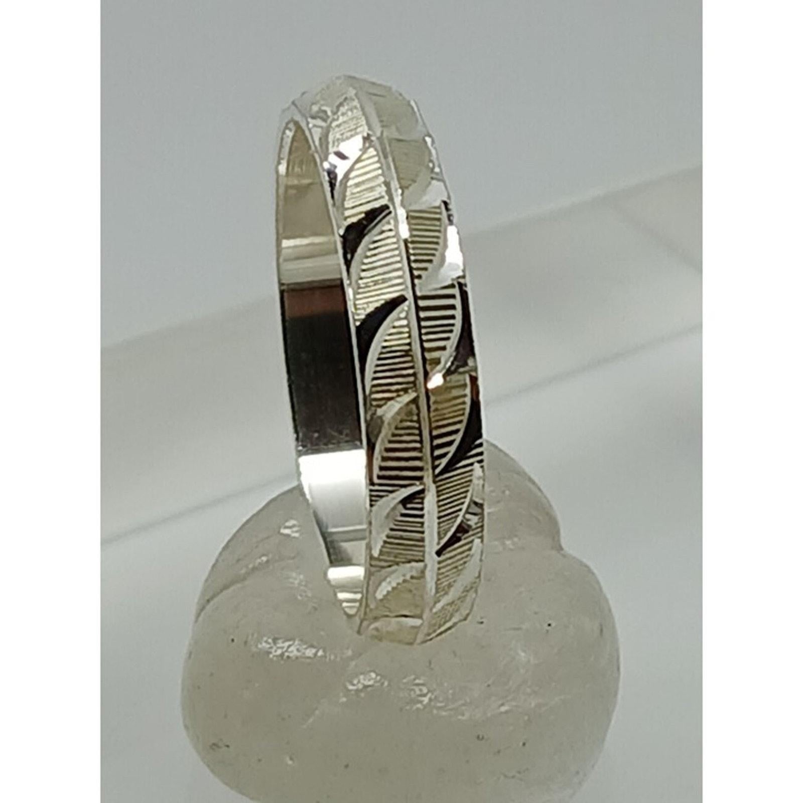 Elegant Vintage Diamond-Cut Sterling Silver Wedding Band - Size 8 - HoneyThomas.com