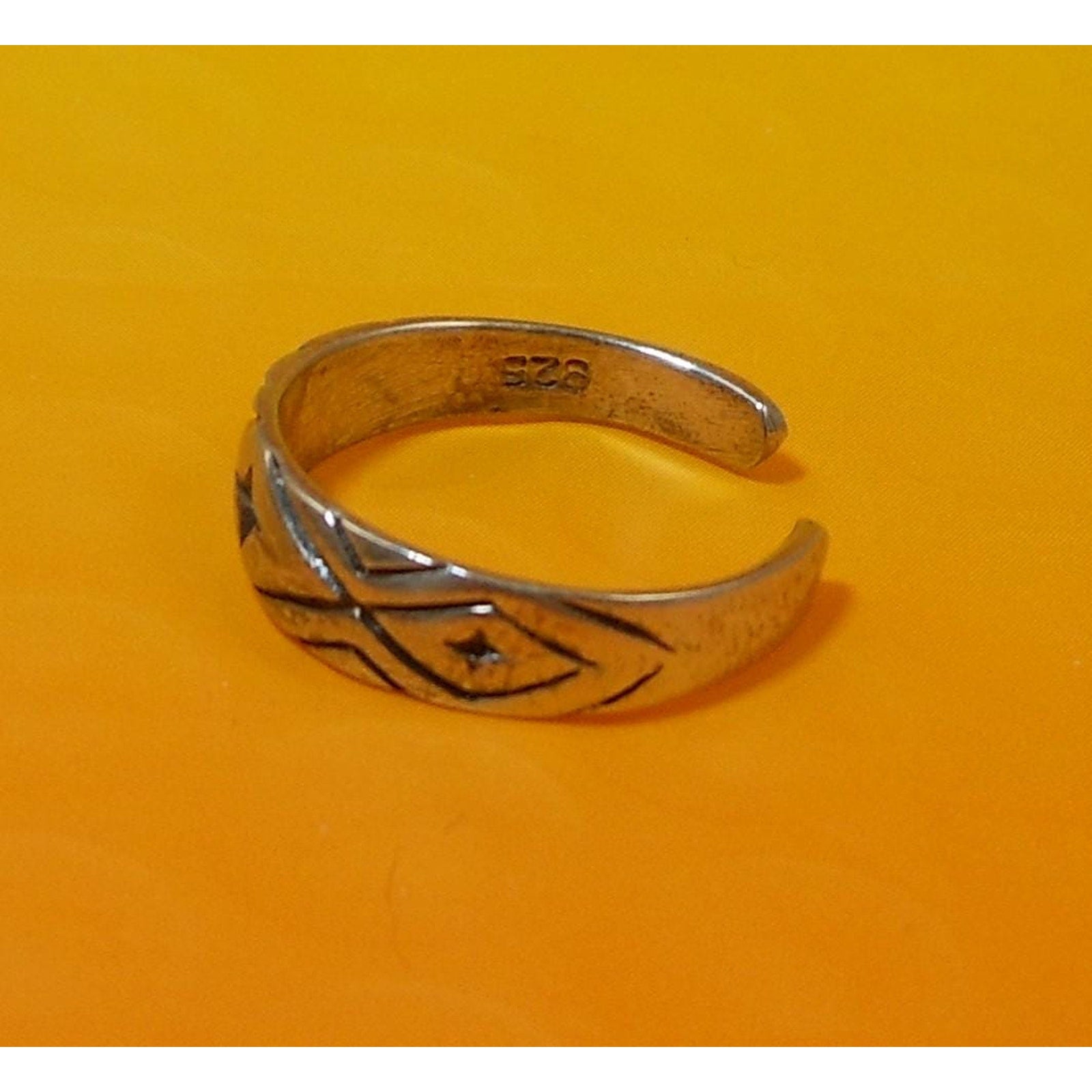 Vintage Sterling Silver Tribal Diamond Cut Toe Ring – Handcrafted Unique Jewelry