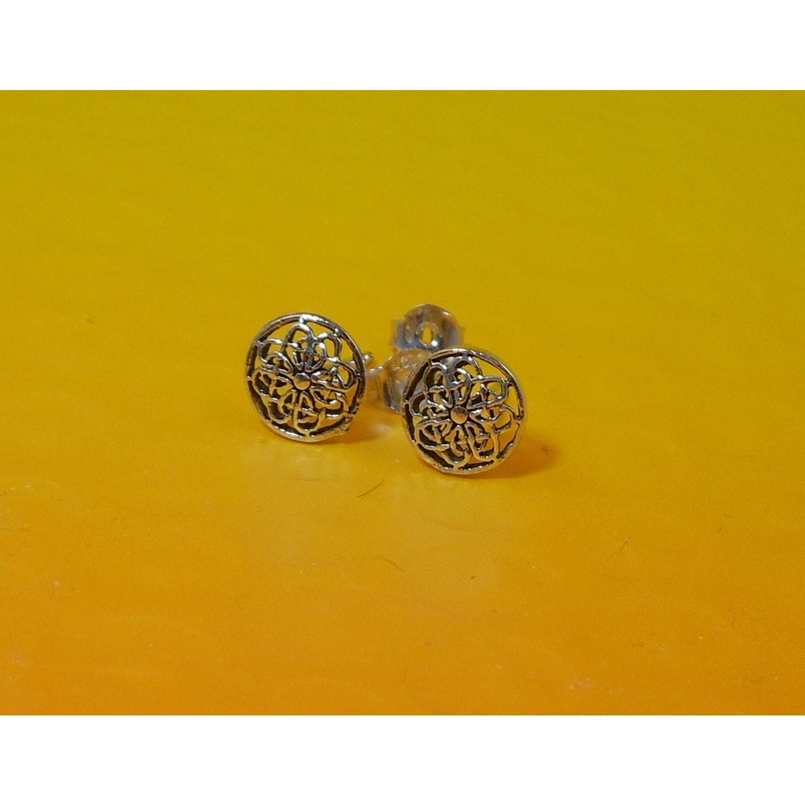 Vintage Sterling Silver Celtic Circle Symbol Stud Earrings Thailand New Old Stock