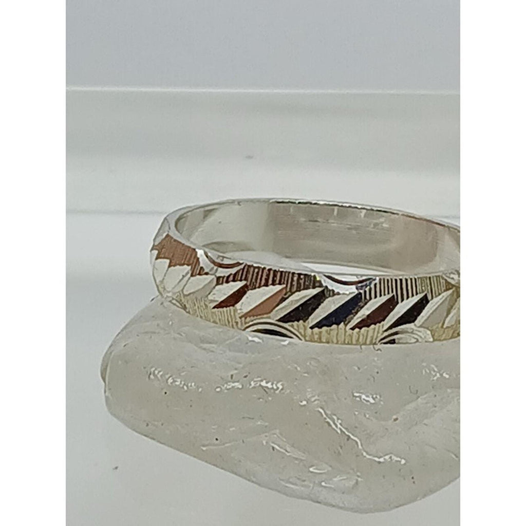 Elegant Vintage Sterling Silver Wedding Band Ring with Diamond-Cut Detailing - Size 8.5