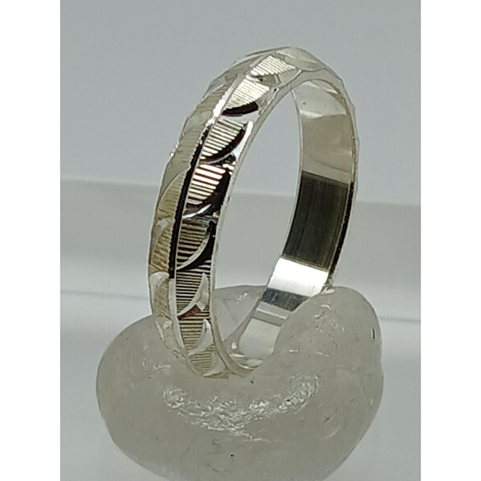 Elegant Vintage Diamond-Cut Sterling Silver Wedding Band - Size 8