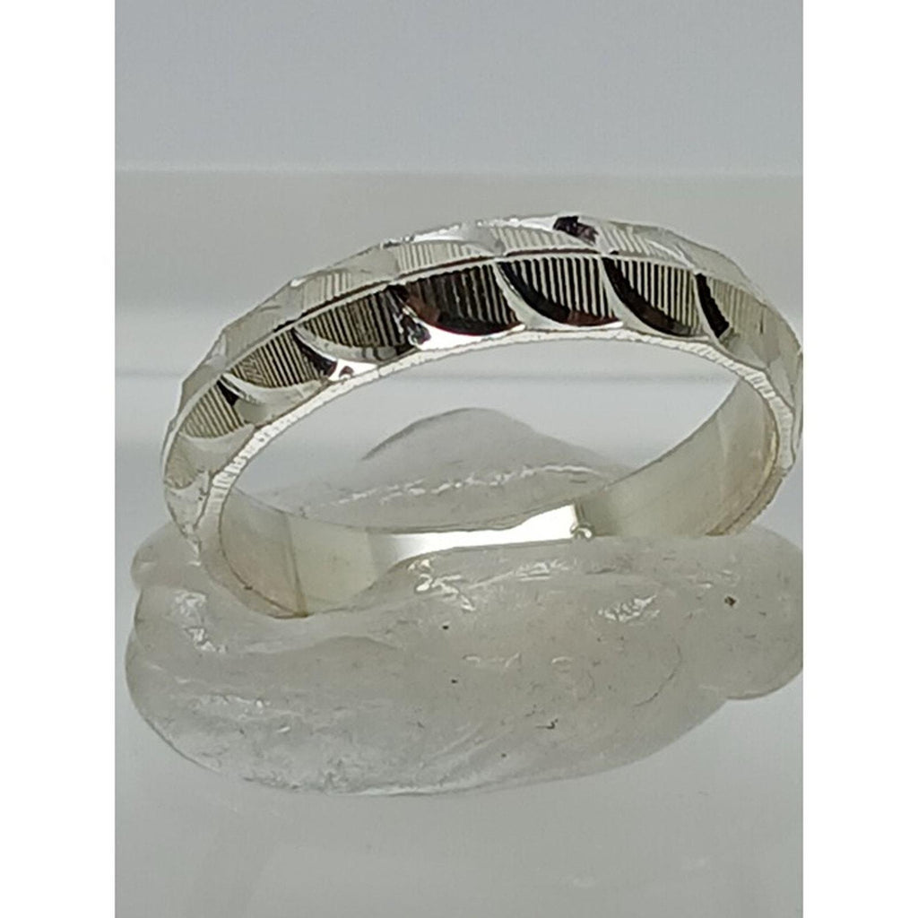 Elegant Vintage Diamond-Cut Sterling Silver Wedding Band - Size 8