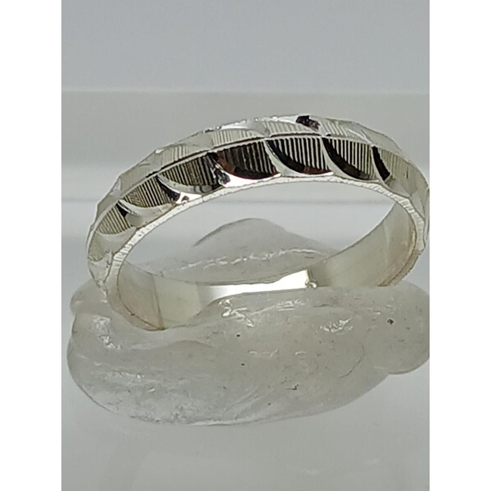 Elegant Vintage Diamond-Cut Sterling Silver Wedding Band - Size 8