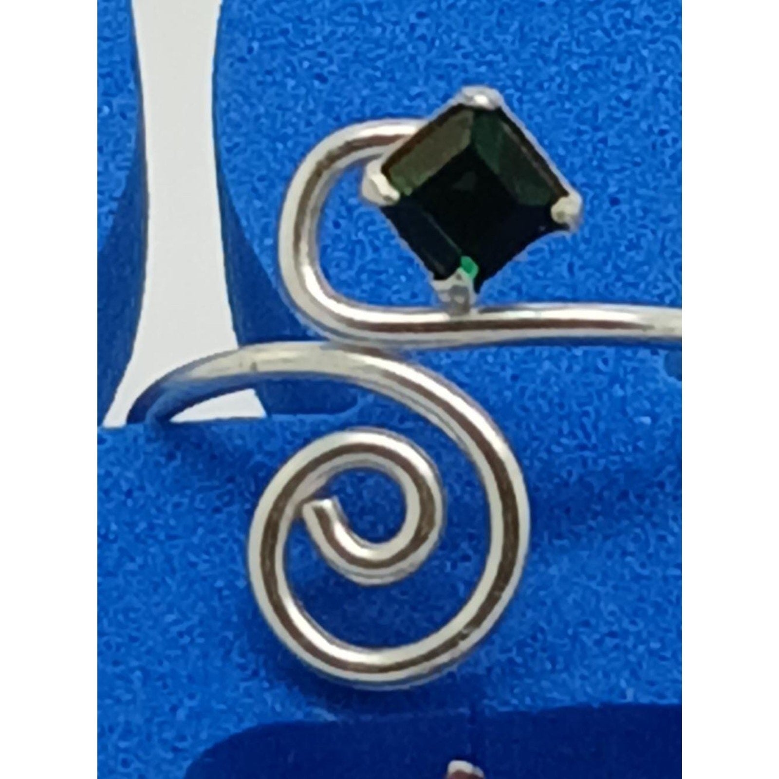 Sterling Silver Sexy Emerald Green Crystal Rhinestone Toe Ring - Adjustable Size - HoneyThomas.com