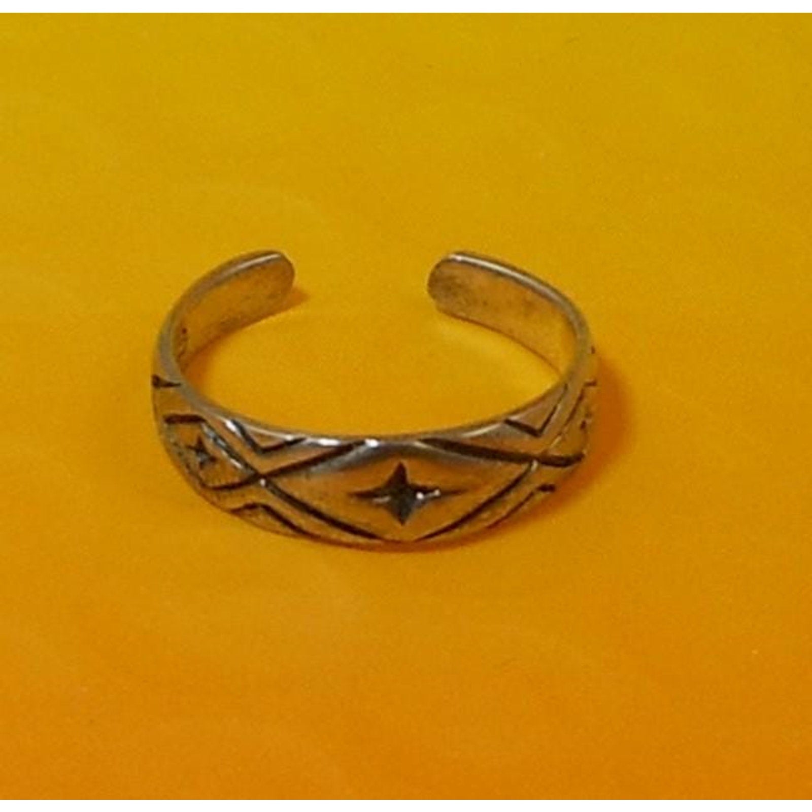 Vintage Sterling Silver Tribal Diamond Cut Toe Ring – Handcrafted Unique Jewelry