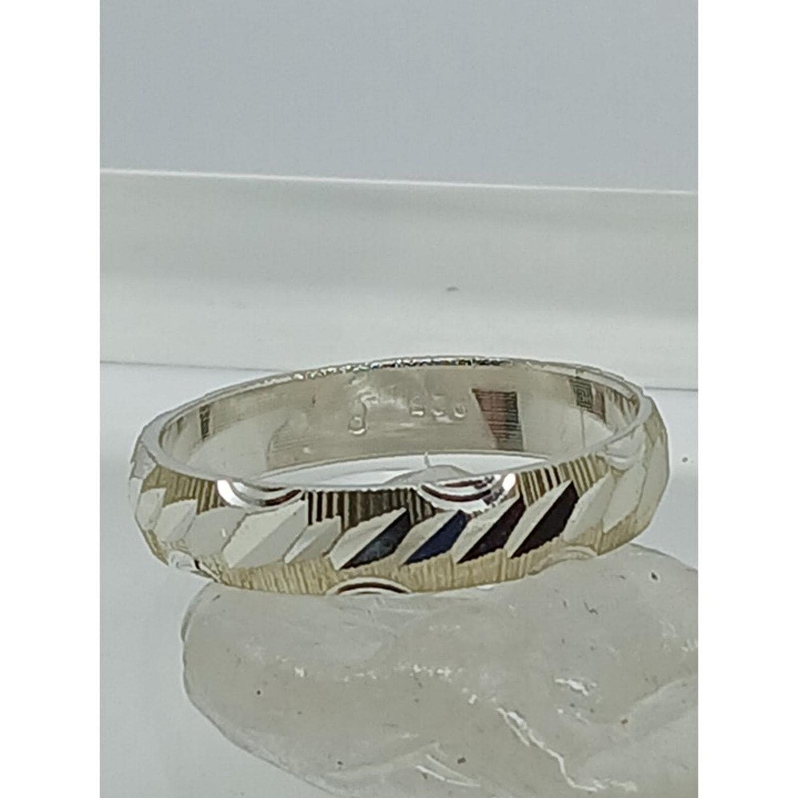 Elegant Vintage Sterling Silver Wedding Band Ring with Diamond-Cut Detailing - Size 8.5