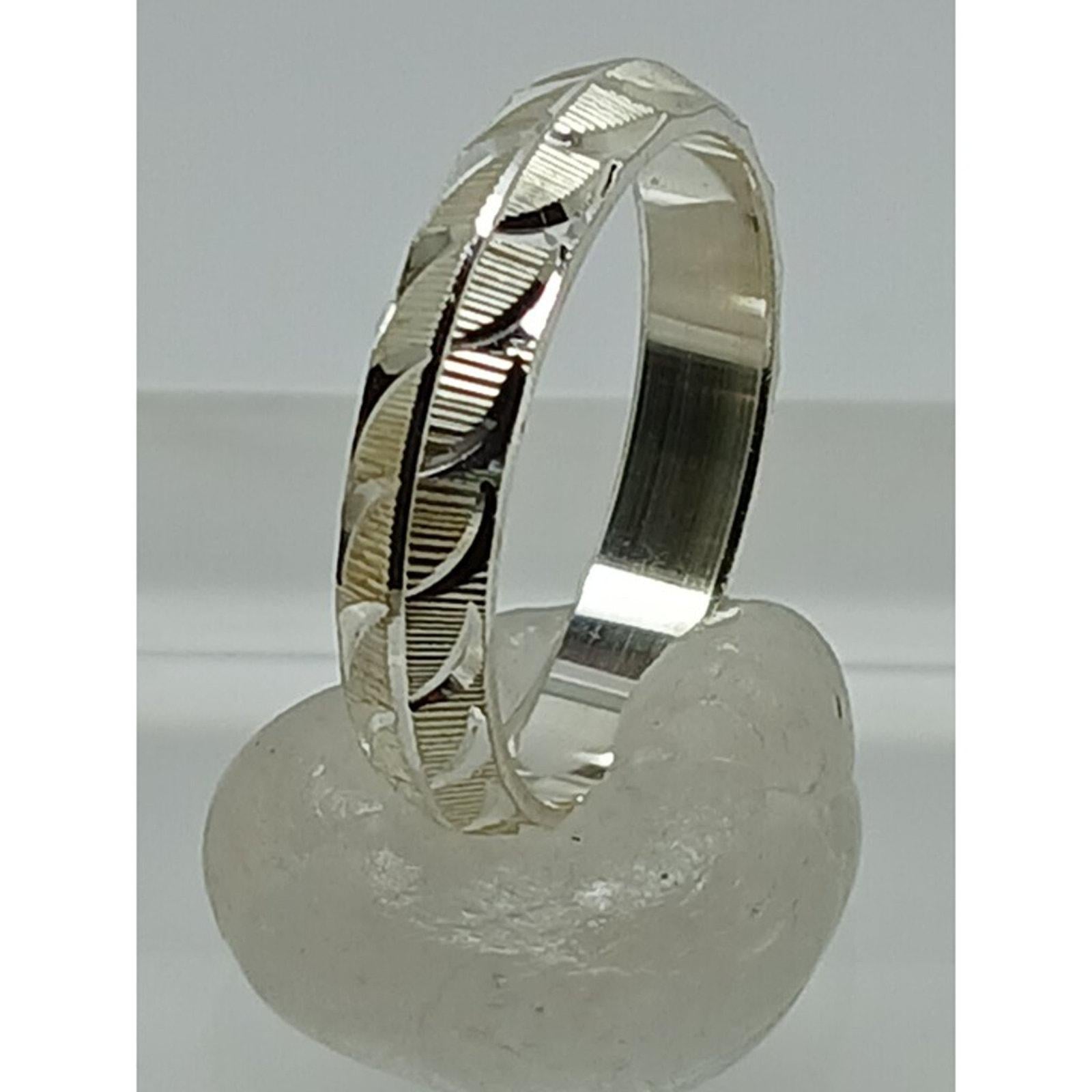 Elegant Vintage Diamond-Cut Sterling Silver Wedding Band - Size 8